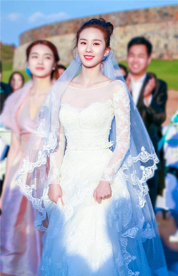 刘诗诗婚纱300万,杨幂婚纱900万,而她的婚纱只3000块