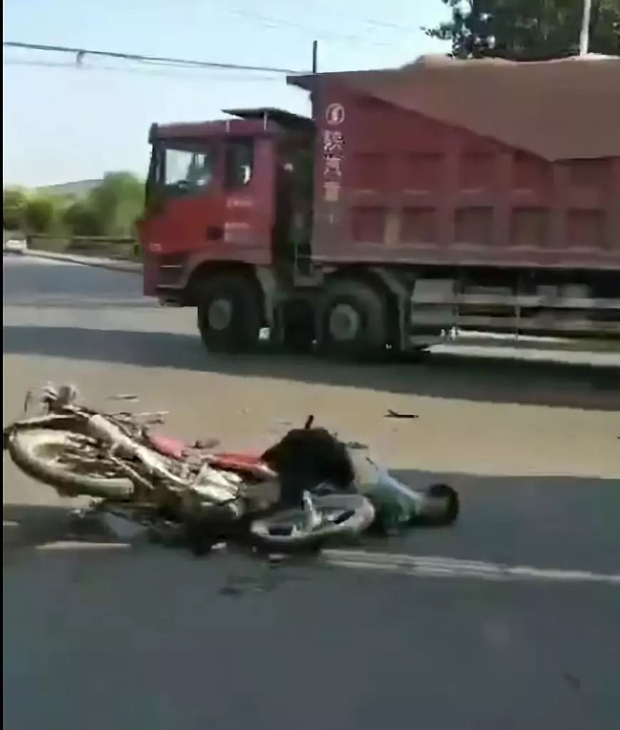 一辆摩托车和大车相撞,现场两人倒在血泊中……  纵使万般无奈,血淋淋