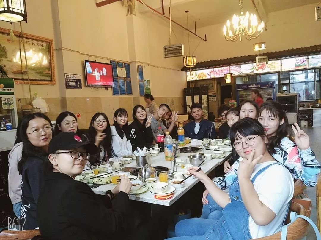 怎么成为人群中的中心 3d3359ecf0a44c5d865723e2891dddee.jpeg