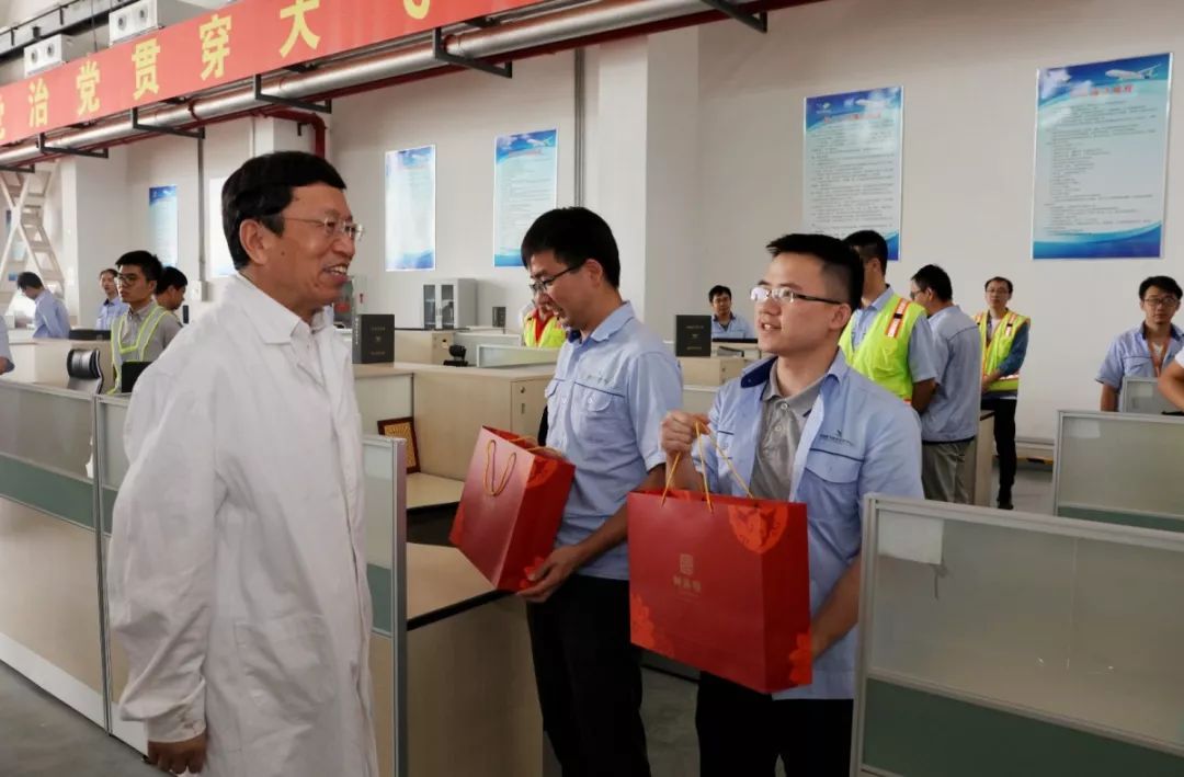 东营市开发区党委书记常淮诚到试飞中心东营基地进行慰问