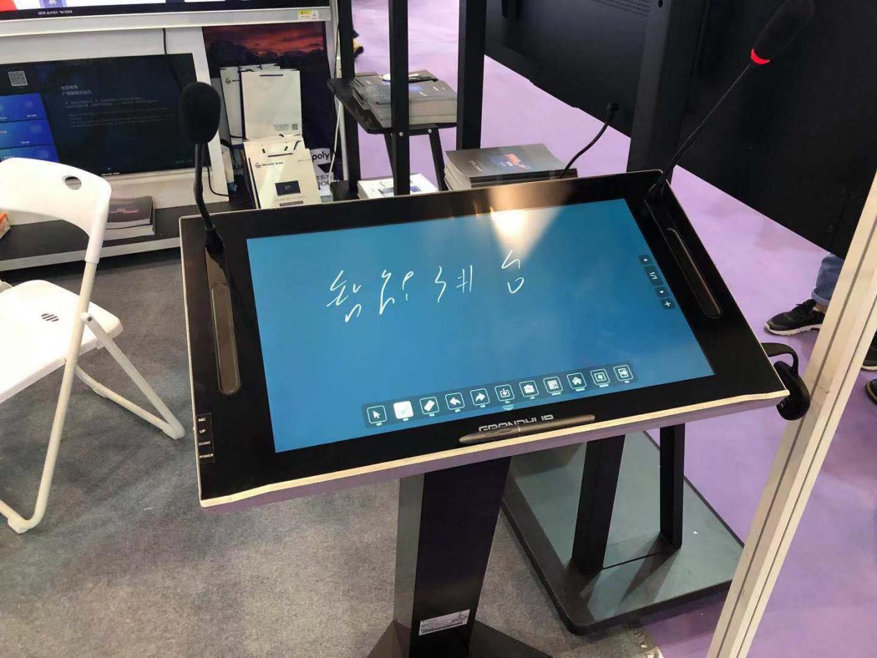 本次展会,广闻实业还展出了ais智能会议机,会议预约门牌,智能讲台等