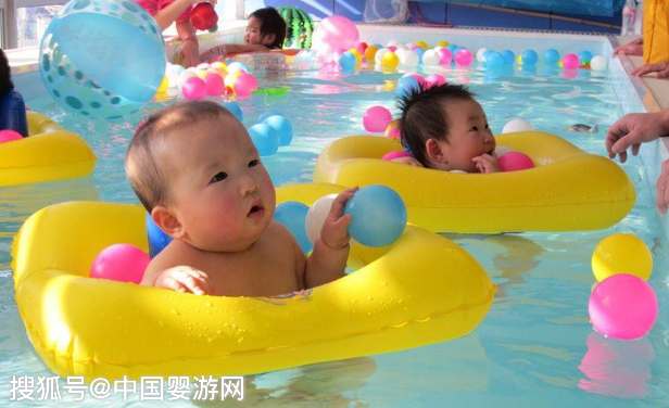                     原创            宝宝天生就喜欢游泳，秋季进行婴儿游泳正当时！