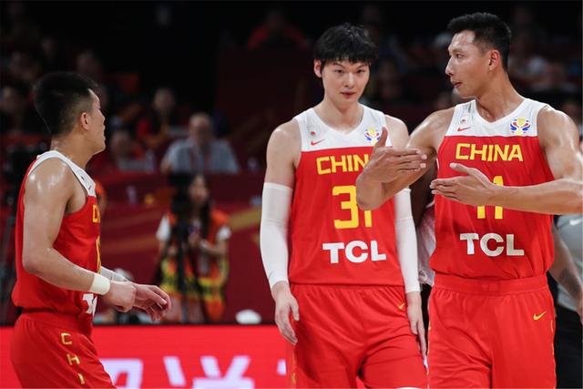 五个碗和易建联猜一成语_张馨予和易建联谁高(2)