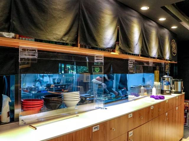 入门正对着店铺的操作间半明档的设计让人颇为放心转个弯就是就餐区啦