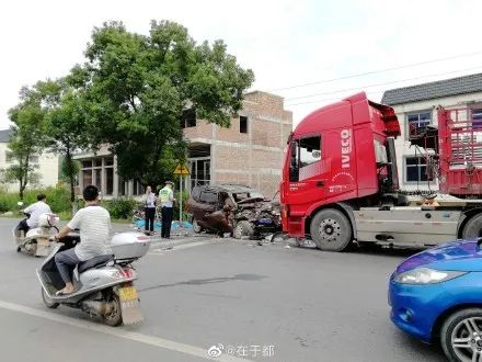 323国道发生一起惨烈车祸!图片