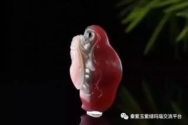 翡翠、玛瑙与玉：无形的色彩交织，何为贵重之谜