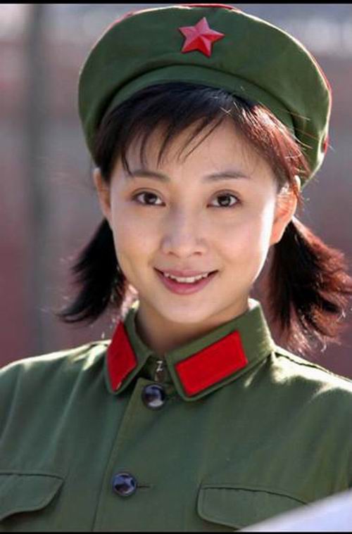 真正军人出身的演员军装照,那时的刘晓庆飒爽英姿