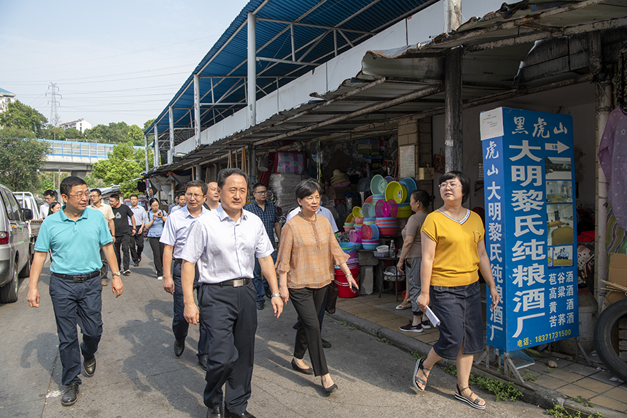 副市长周正英督导西陵区菜市场提质惠民整改工作