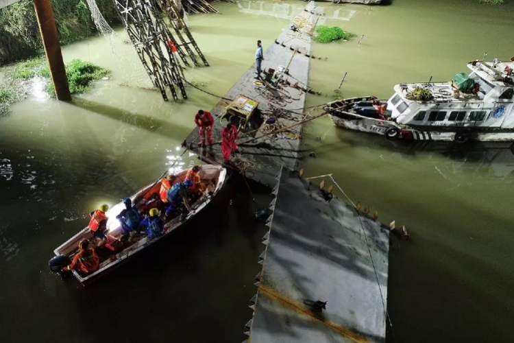 安徽滁州在建大桥垮塌！19名施工人员落水被埋废墟中，4人死亡