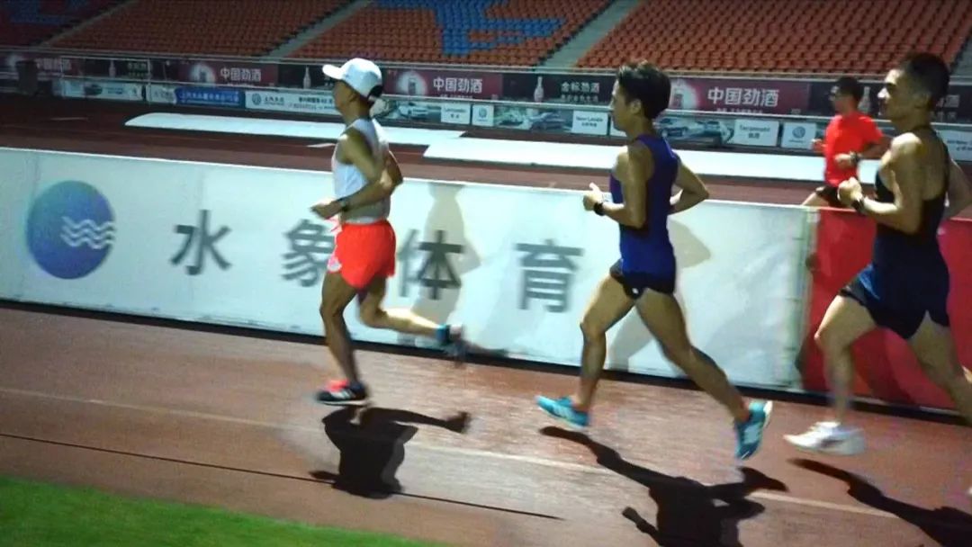 张宏:跑着跑着,也比较喜欢这门运动,非常热爱.