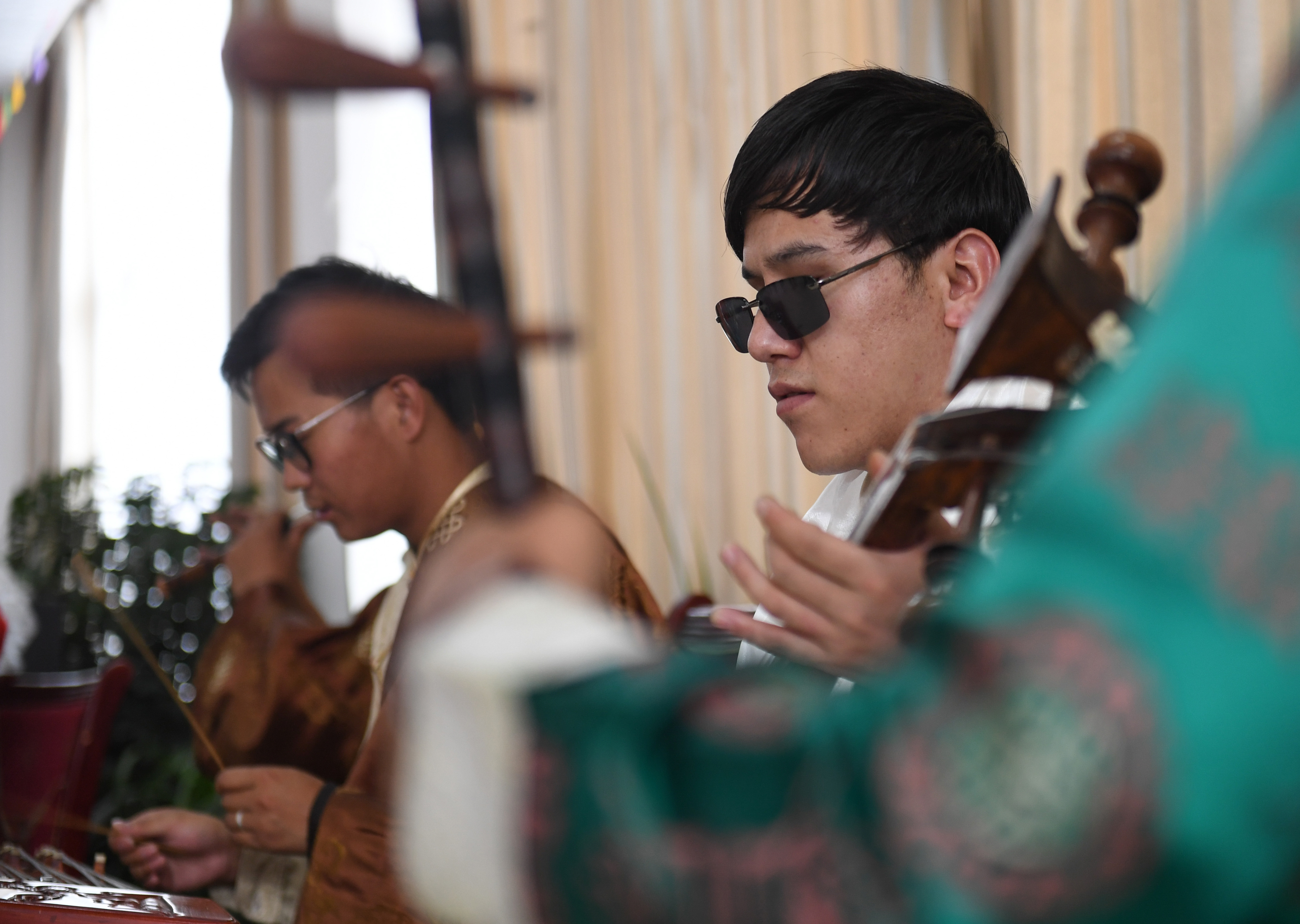 西藏盲人乐团雪顿节献艺敬老院