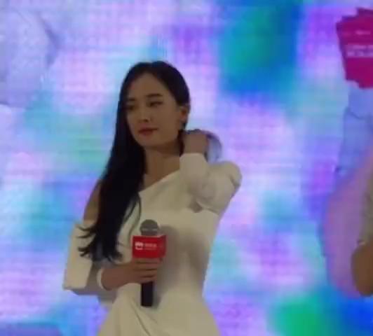 原创杨幂亮相某活动舞台,粉丝们举横幅喊口号乱套了,看来这是认真的
