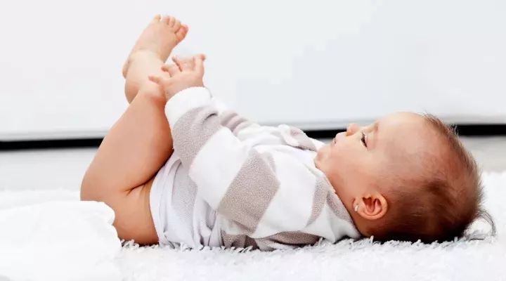                     原创            宝宝不穿小内裤的危害竟然这么多！到底多大应该穿？