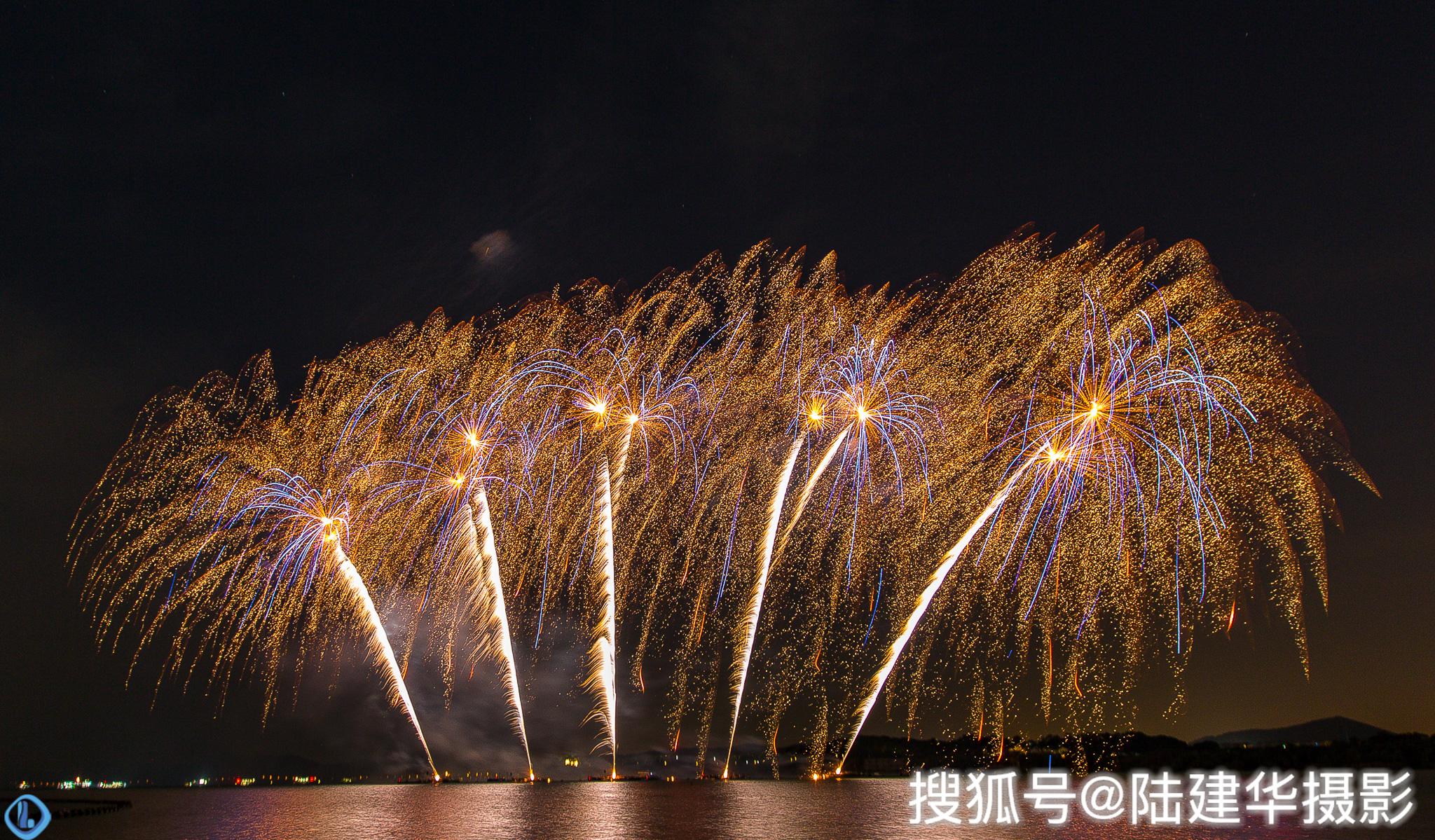 晚上八点半起,在鼋头渚临渎山湾的太湖水面上正式燃放烟花