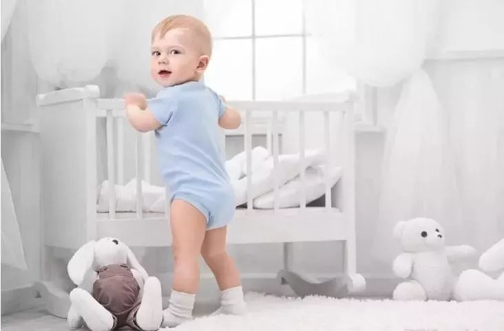                     原创            宝宝不穿小内裤的危害竟然这么多！到底多大应该穿？