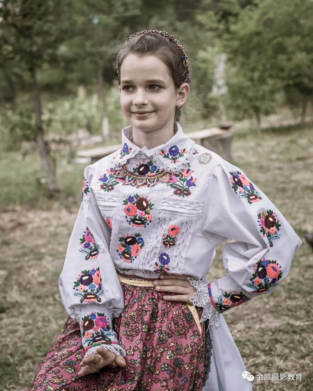 女孩子编织的传统的东欧发式虽然是乡间,但罗马尼亚几乎家家有马车与