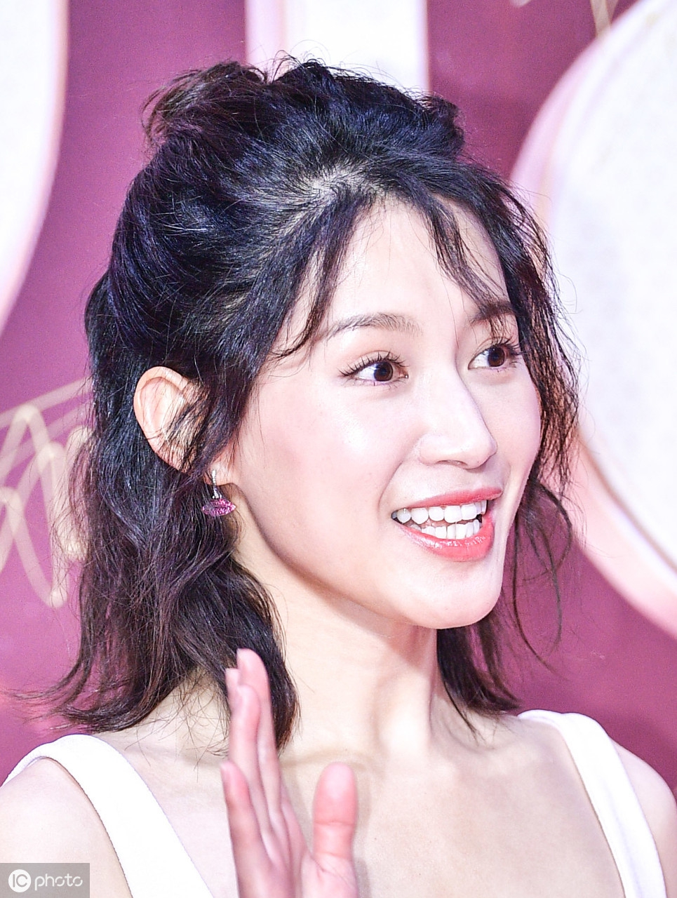 半丸子头的苏青大秀"侧颜杀",整体造型很时髦