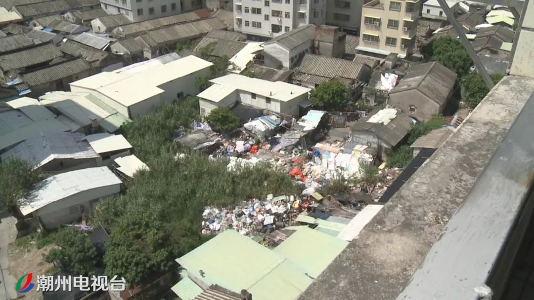 废品回收点藏身住宅区 居民生活受困扰