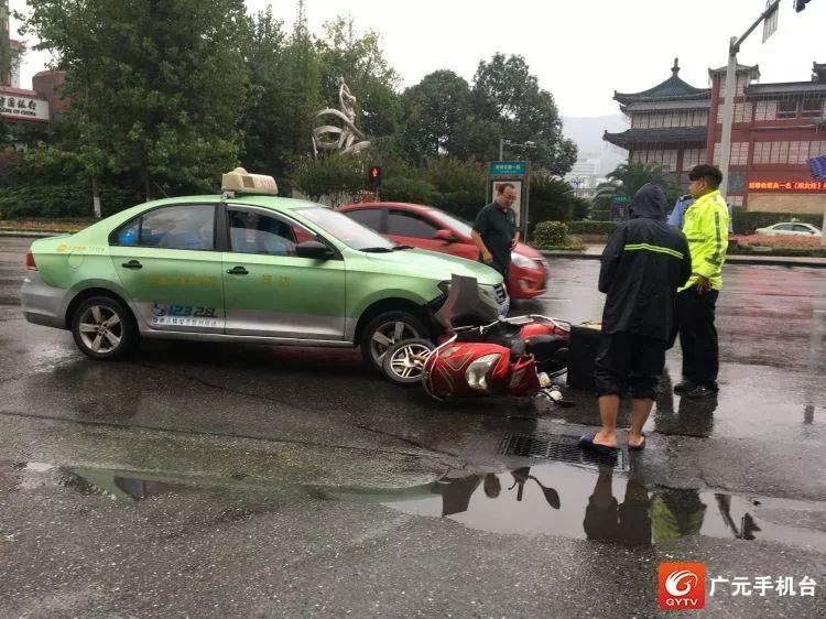 广元城区发生一起交通事故…_出租车