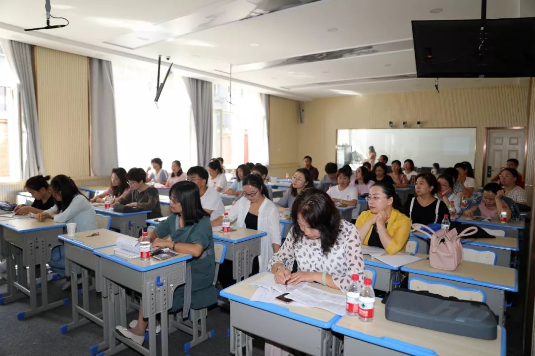 来自赤峰实验中学,赤峰四中,赤峰四中桥北分校的语文教师们参加了此次