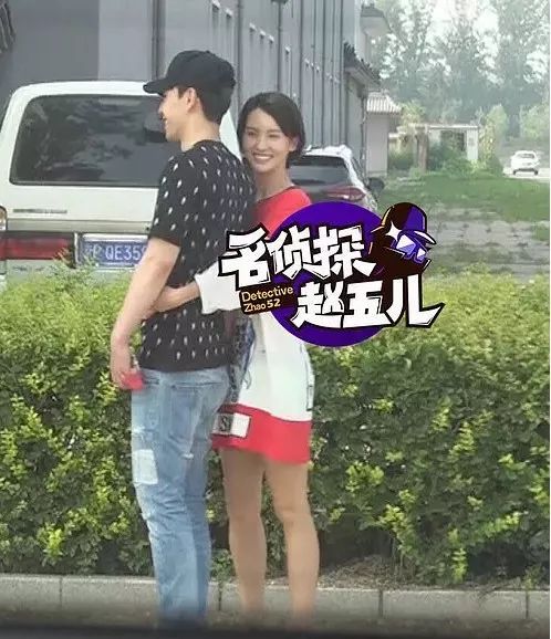3个月后,金晨和邓伦的恋情就被拍曝光了,而且已经进展了疑似同居的