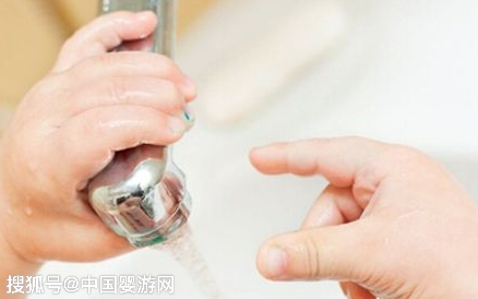                     原创            宝宝烫伤怎么办？ 第一步很关键！千万别错过这2分钟！