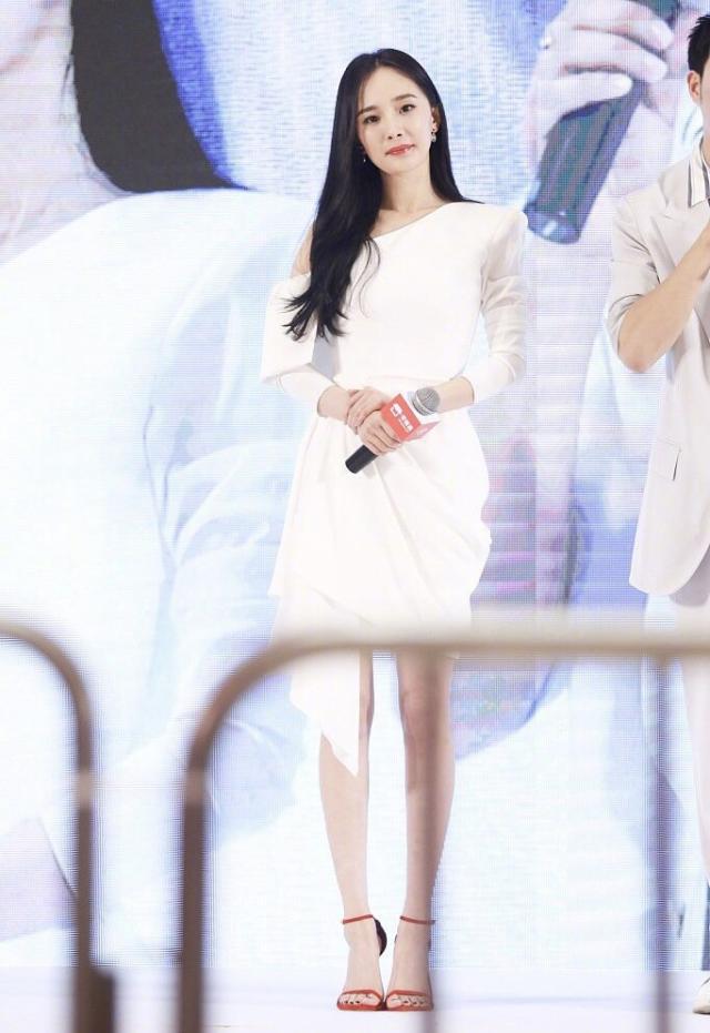 杨幂出席活动超惊艳，一袭白色裙装清纯又优雅，你有没有被撩到？