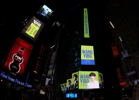 肖战王一博登纽约时代广场，粉丝全力为偶像应援