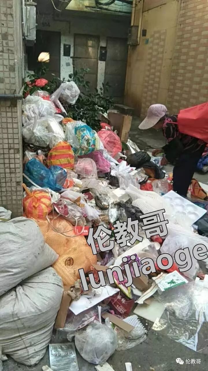 卫生间的垃圾堆积太多 cef293924a0b4231a38f8c39aca470f3.jpeg
