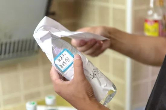                     两孩子铅中毒妈妈送检家中物品：净水机铅含量高自来水15倍