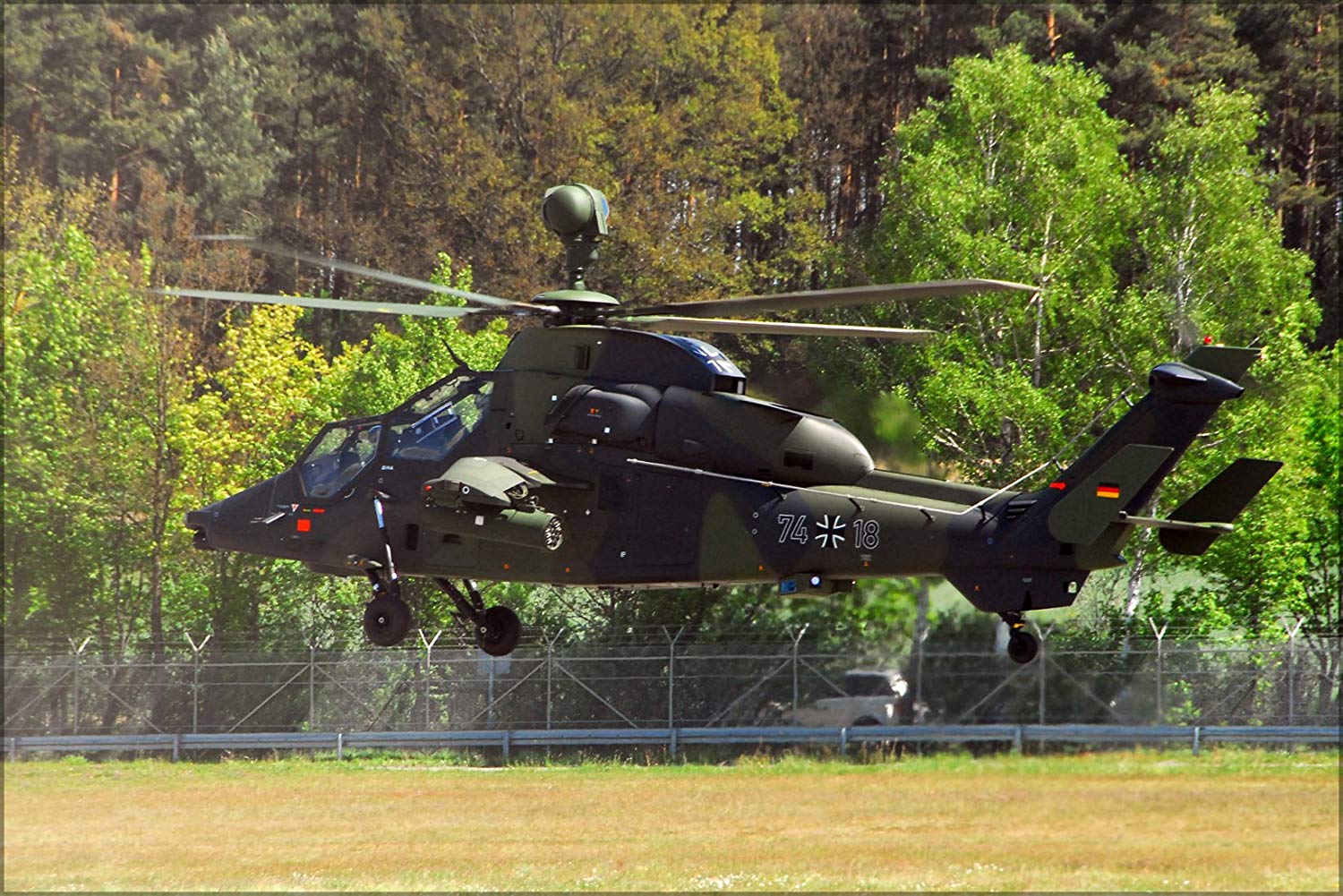 虎式直升机采用了攻击直升机传统的两名乘员前后座位配置 飞行员在前