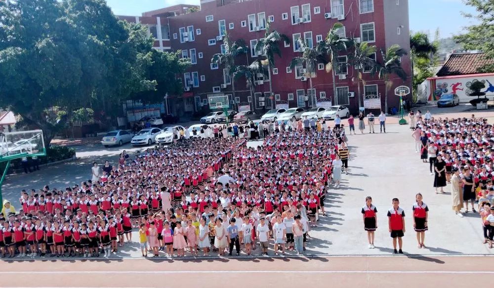 泉港区涂岭中心小学升旗仪式▲前黄坝头中心小学升旗仪式▲泉港区第