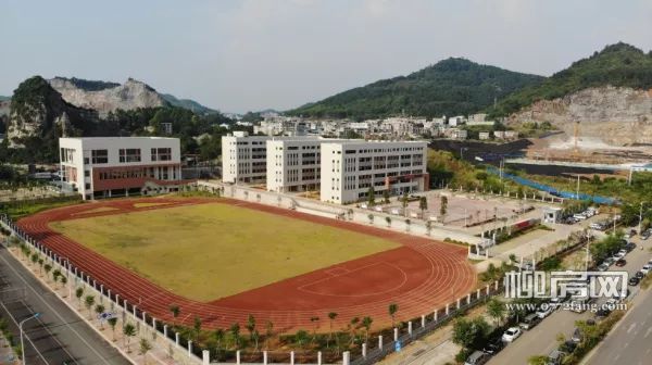 8月26日上午,马鹿山中学(属市龙城中学教育集团)正式揭牌,即将迎来