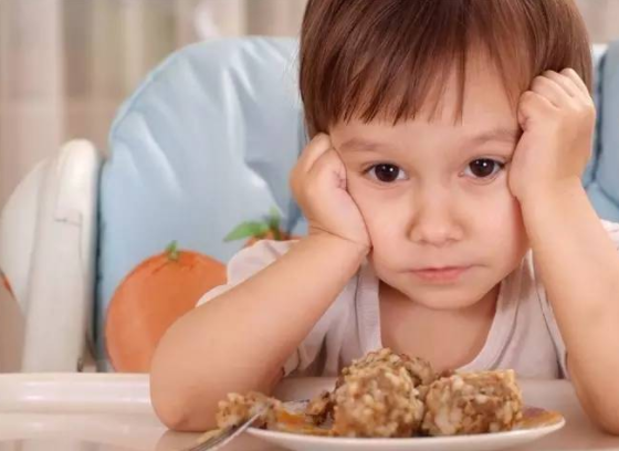                     孩子有没有积食？脸上3点很明显，嘴巴不会“说谎”，一看就知