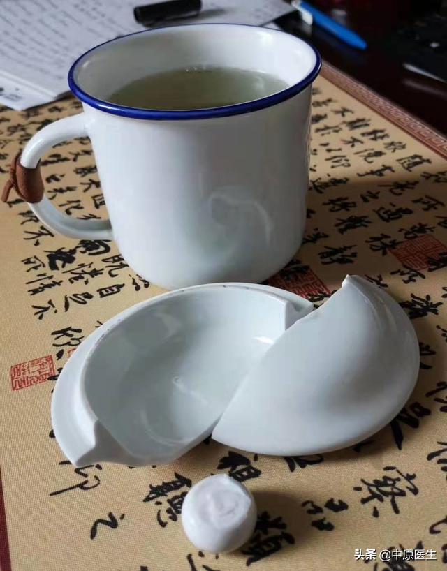 河南一省级专家能画画懂书法还能给摔坏的茶杯接骨