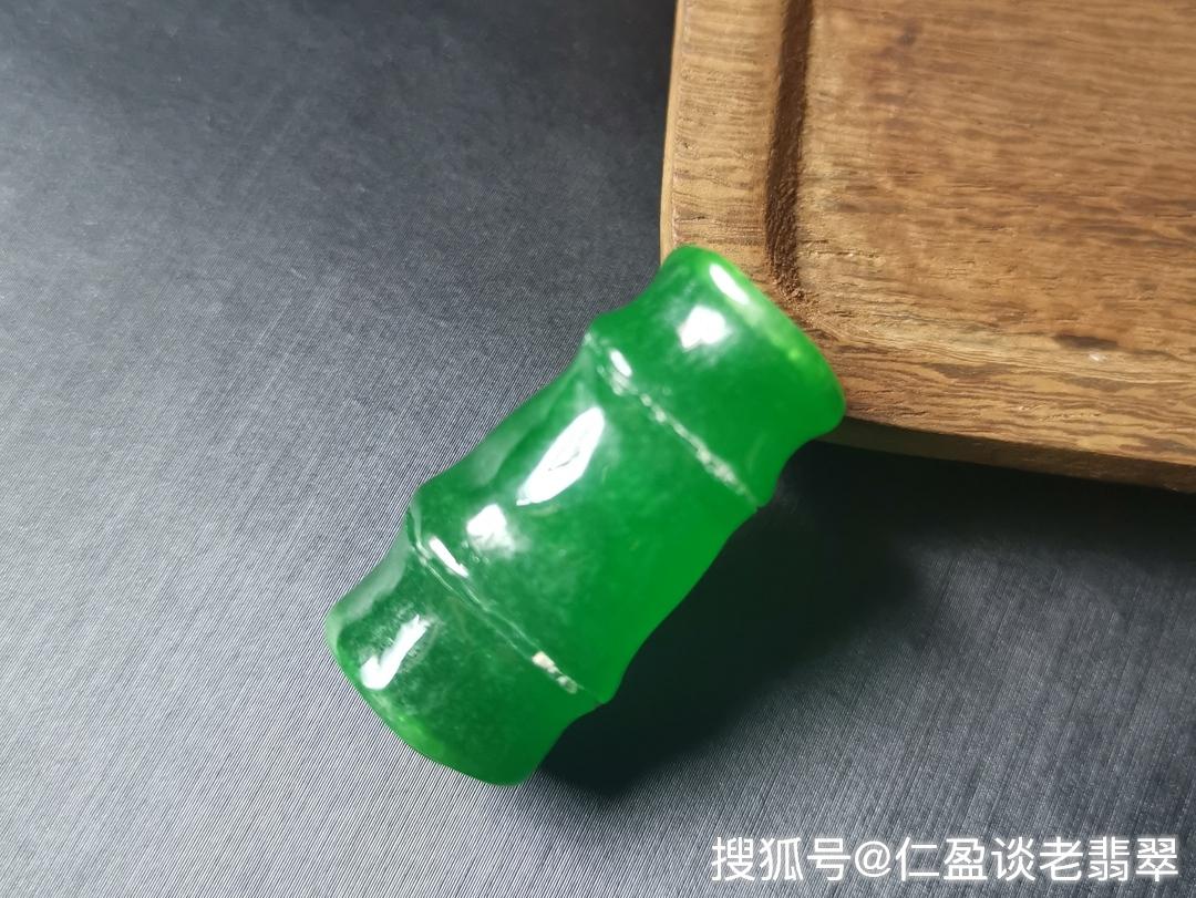 不过翡翠不同于其他文物,它的"珠宝"属性确定了他的市场价值,尤其被