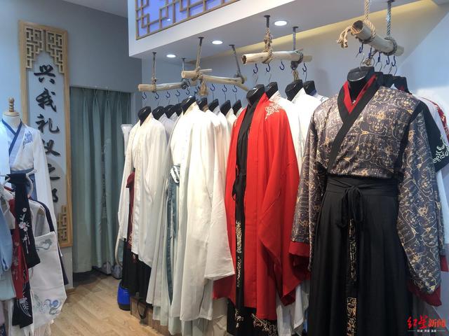 "汉服一条街"里的汉服店
