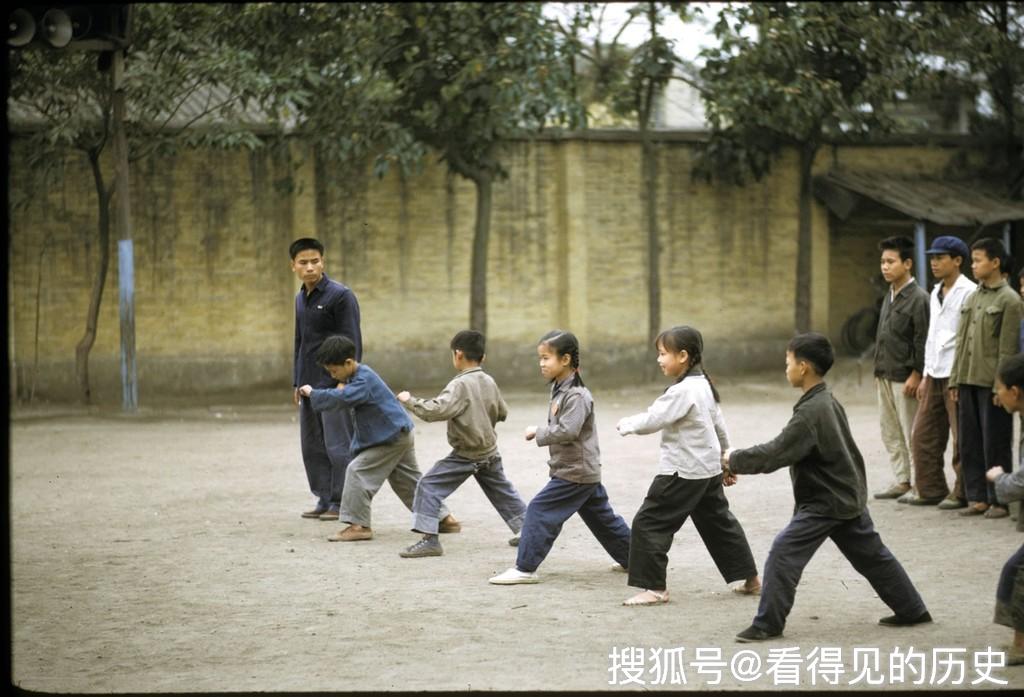 老照片 1972年美国人拍摄的广州小学生 总有你熟悉的感觉