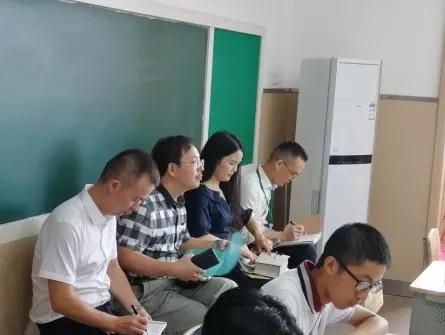 自贡市教科所语文教研员丁文杰,富顺县教研室语文教研员何泽阳在听取