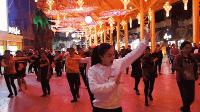 square dance舞者们身披一身灿烂奋进的姿态,健美的身姿散发着健康的