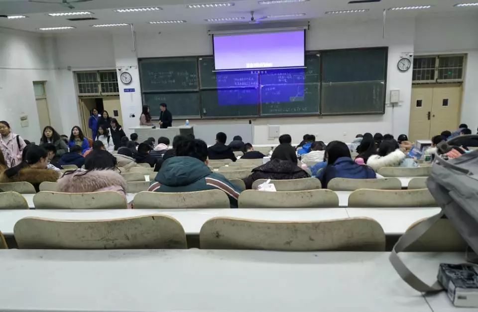 01 大学生课堂礼仪规范: 1,充分做好课前准备:提前进入教室,准备好