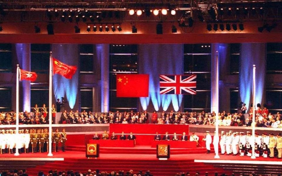 1984年4月,中英两国代表使用"英雄"钢笔签署香港回归《联合声明》,为"