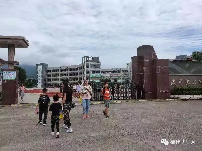 武平开学第一天实拍!这位同学或家长,你上镜了吗?