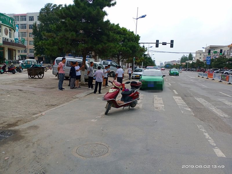 由北向南行驶至内蒙古自治区赤峰市敖汉旗新中街南市场门前道路时,与