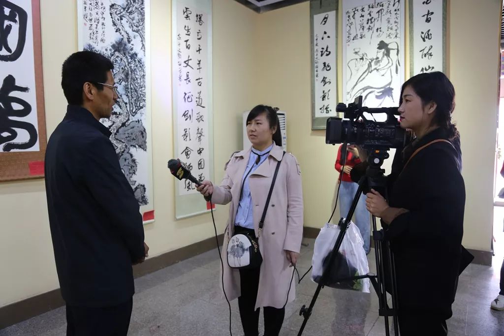 会宁80书法家张文翰书画展在华亭市博物馆展出