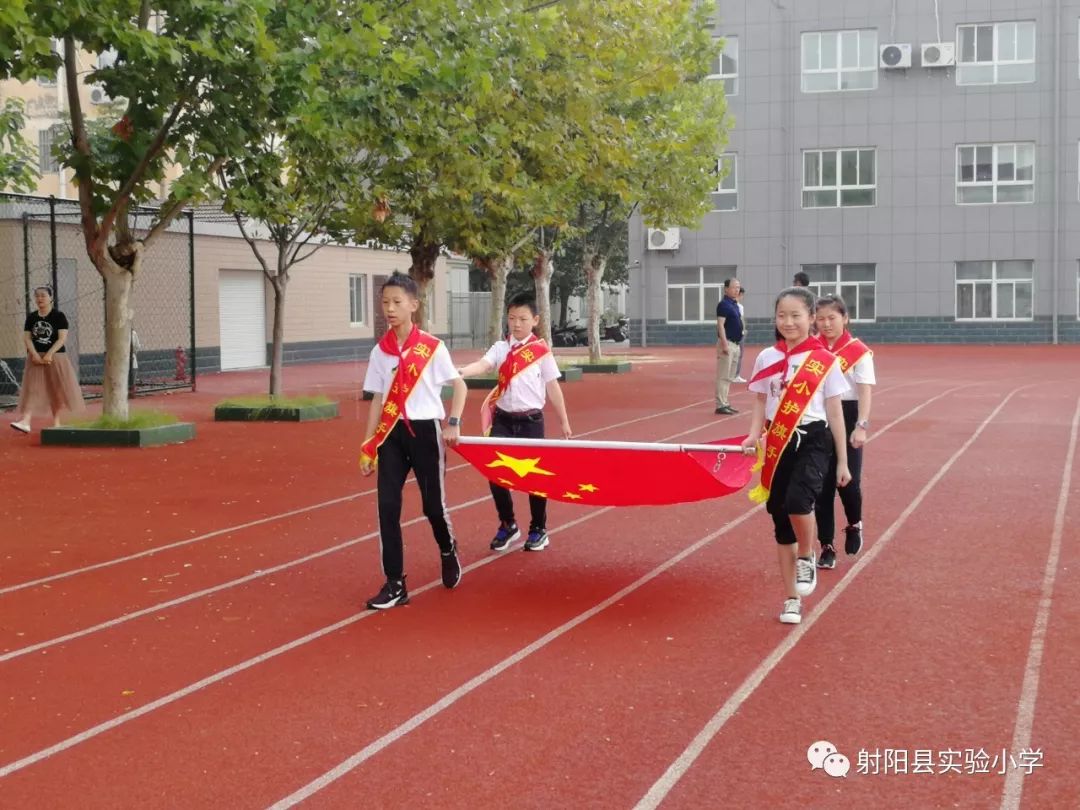 9月2日上午9:00,射阳县实验小学全体师生分别在德发路校区和体育路