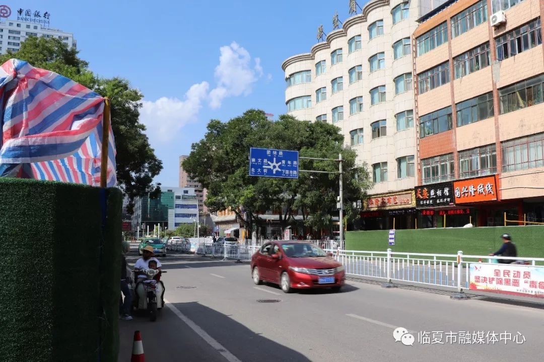 该项目桥址位于临夏市红园路临夏州委与临夏饭店之间,天桥上部采用