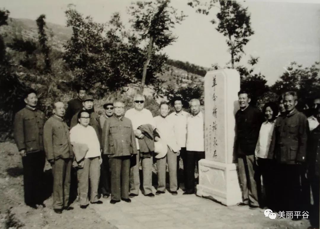 前排左一江东,左二李尚武爱人,左三李运昌,左四李尚武,左五刘向道.
