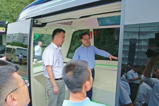 全国人大常委会副委员长王东明体验苏州金龙L4级无人驾驶巴士深蓝