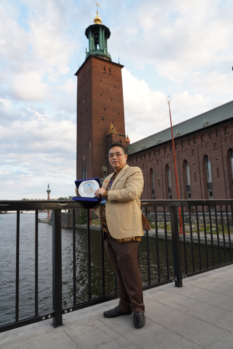 张秋源先生荣获“瑞典世界和平奖”发表和平讲词